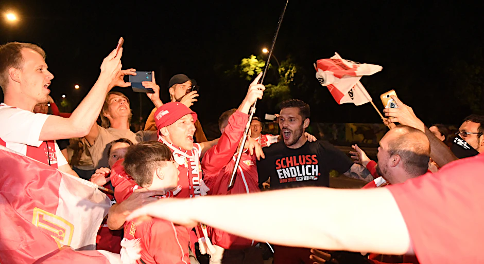 Christopher Trimmel (schwarzes T-Shirt) feiert am Dienstag auslassen ganz nah&nbsp; mit den Fans.