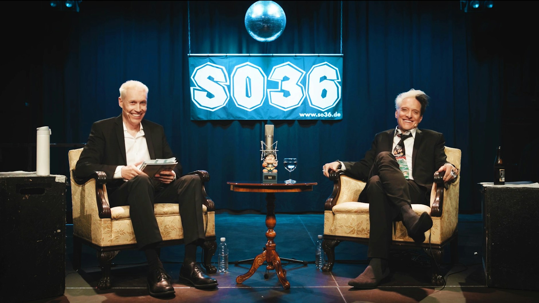 Die Ärzte-Musiker Bela B (r.) und Farin Urlaub bei der Aufzeichnung einer Lesung im legendären Kreuzberger Szene-Club SO36. Für die Aktion «Halt's Maul und lies!» präsentieren sich die Musiker in Form einer Literatursendung um Spenden für die seit Monaten geschlossenen Clubs zu sammeln.