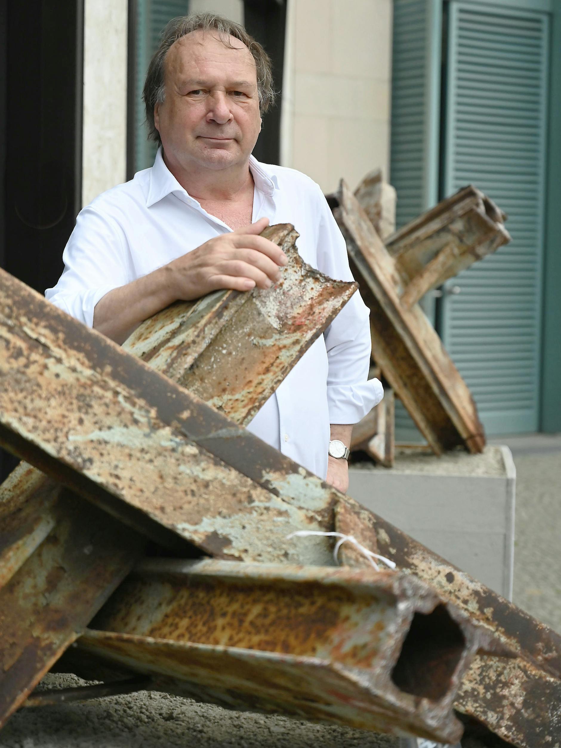 Moser-Metius mit zwei Panzersperren, die den Eingang der Ausstellung säumen. Sie waren einst bei Stahnsdorf verbaut.