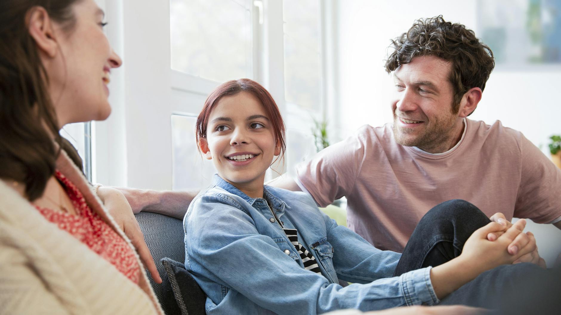 Wenn die Kinder älter werden, ist es wichtig, regelmäßig mit ihnen über die Aufgabenverteilung in der Familie zu sprechen. 