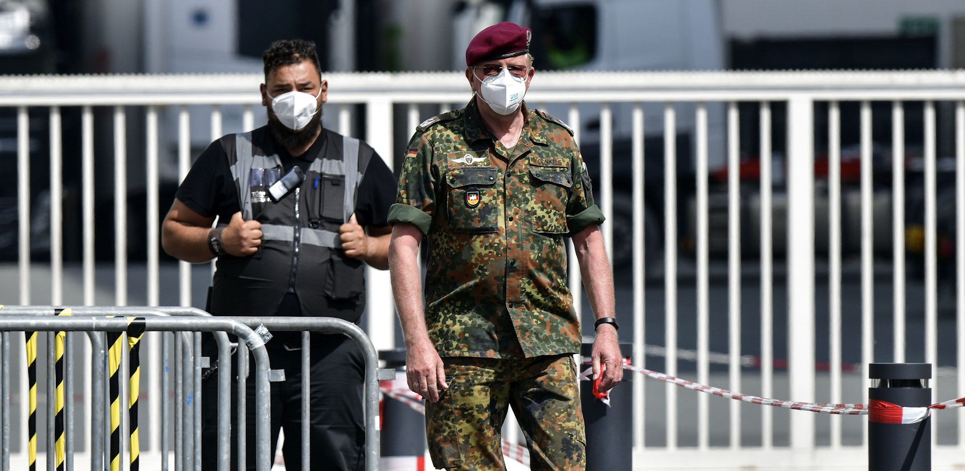 Bundeswehr-Soldaten helfen bei den Reihentests. Rund 7000 Menschen stehen unter Quarantäne.