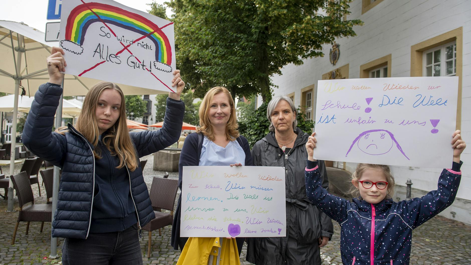 Demonstranten bei einer Mahnwache: Familien müssen die Corona-Fälle bei Tönnies ausbaden, denn Schulen und Kitas sind geschlossen.