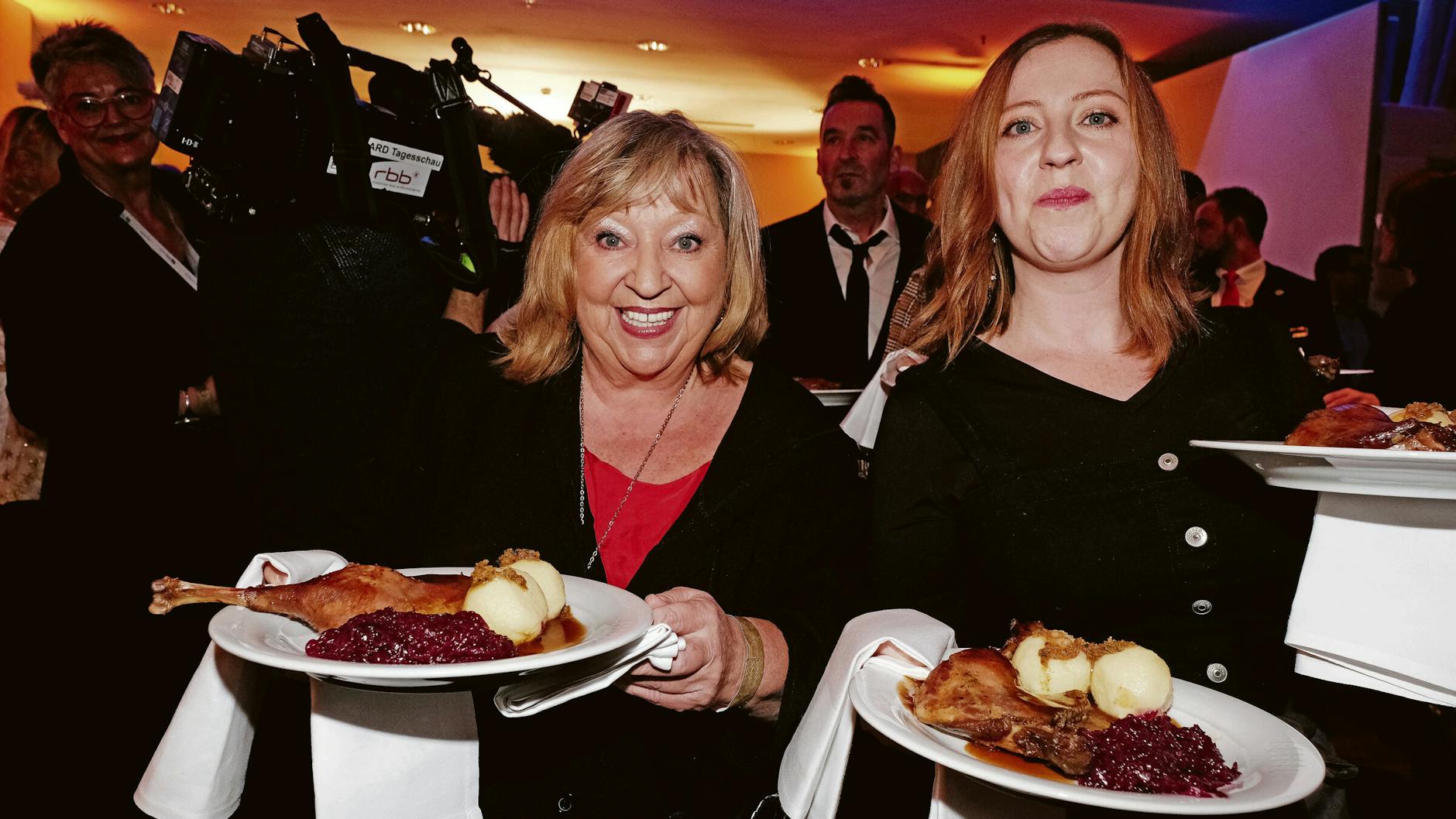 Mama und Tochter machen auch für gute Zwecke gemeinsame Sache. Hier servieren sie Gänsekeulen bei Frank Zanders traditionellem Weihnachtsessen für Bedürftige.