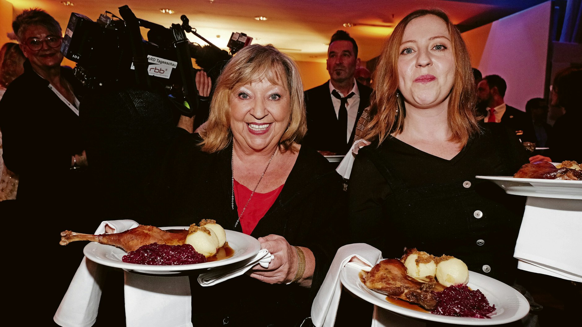 Mama und Tochter machen auch für gute Zwecke gemeinsame Sache. Hier servieren sie Gänsekeulen bei Frank Zanders traditionellem Weihnachtsessen für Bedürftige.