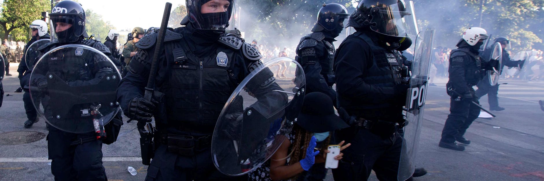 Polizisten drängen mit Schlagstöcken und Schilden Demonstranten vor dem Weißen Haus in Washington zurück.