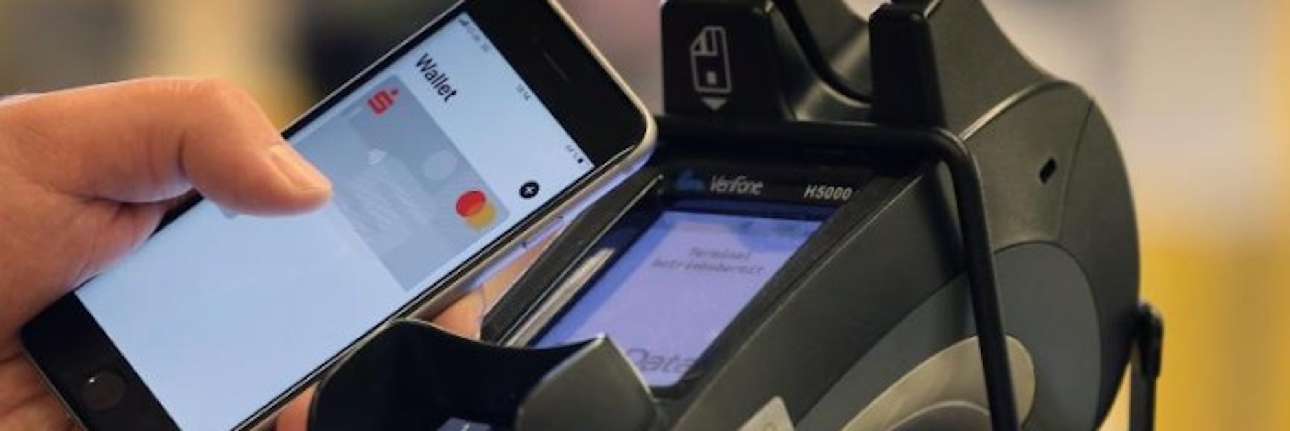 Schnell und einfach geht das Bezahlen ohne Bargeld. Achten Sie aber auf die Gebühren!