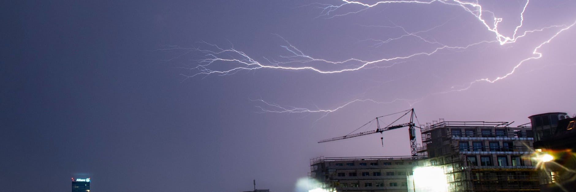 Blitze zucken während eines Gewitters unweit des Allianz-Hochhauses über den Himmel. Doch wo die Gewitter am Donnerstag toben werden, ist noch nicht vorherzusehen.