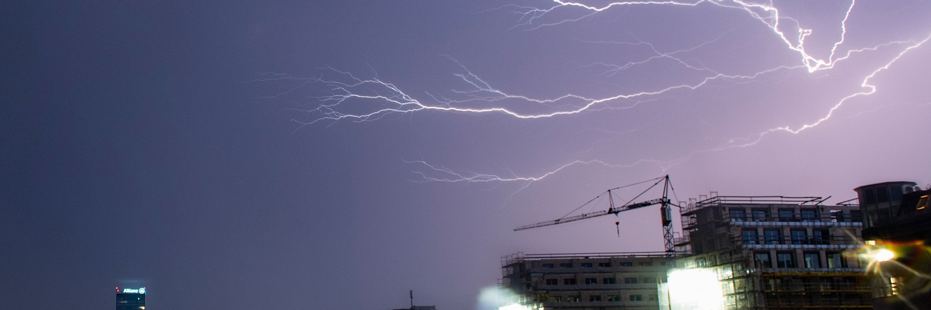 Blitze zucken während eines Gewitters unweit des Allianz-Hochhauses über den Himmel. Doch wo die Gewitter am Donnerstag toben werden, ist noch nicht vorherzusehen.
