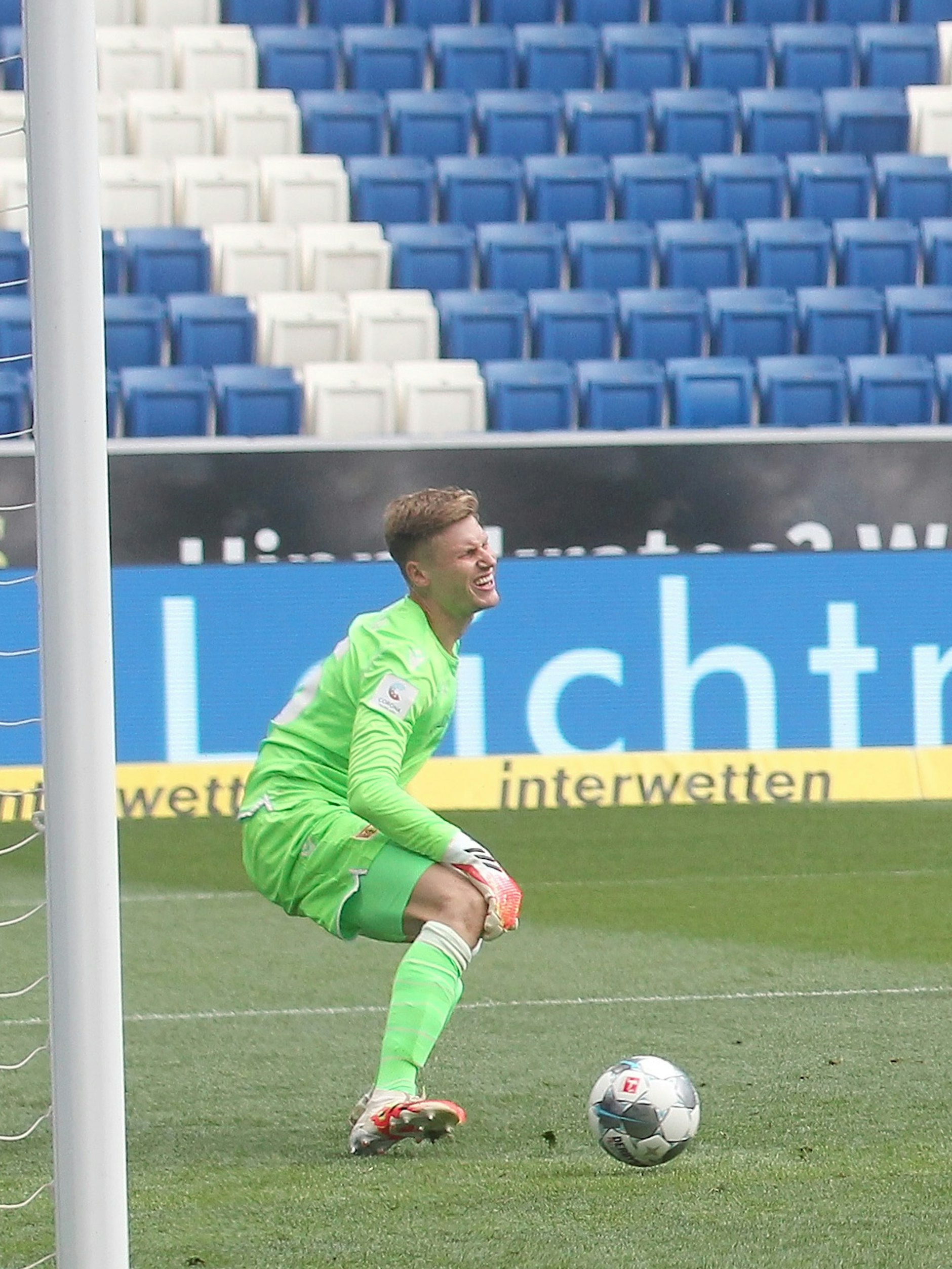 Moritz Nicolas streckt sich vergeblich. Wieder rollt die Kugel an ihm vorbei.<br><br>