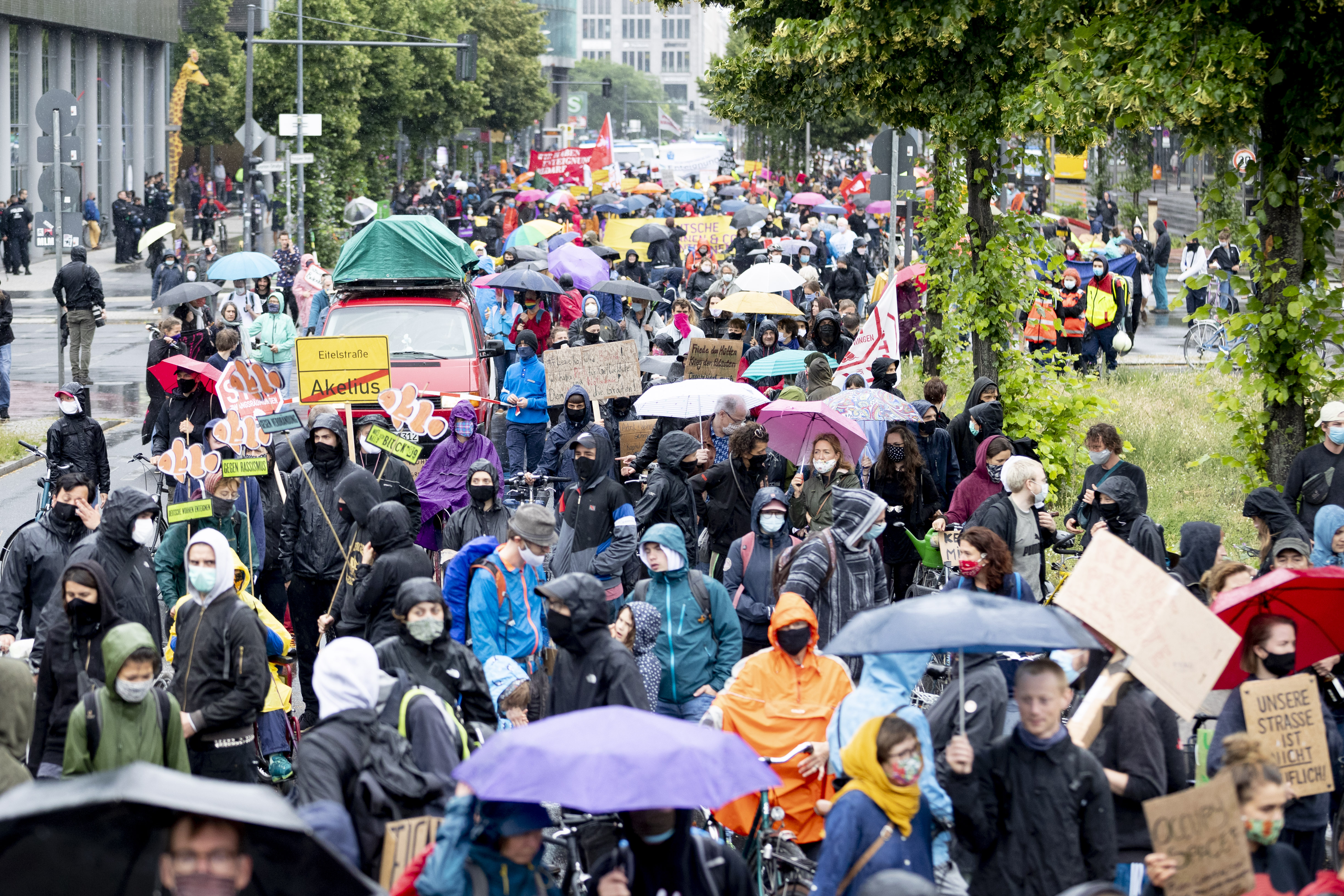 Miete, Bildung, Umwelt: Hunderte Menschen Demonstrieren In Berlin