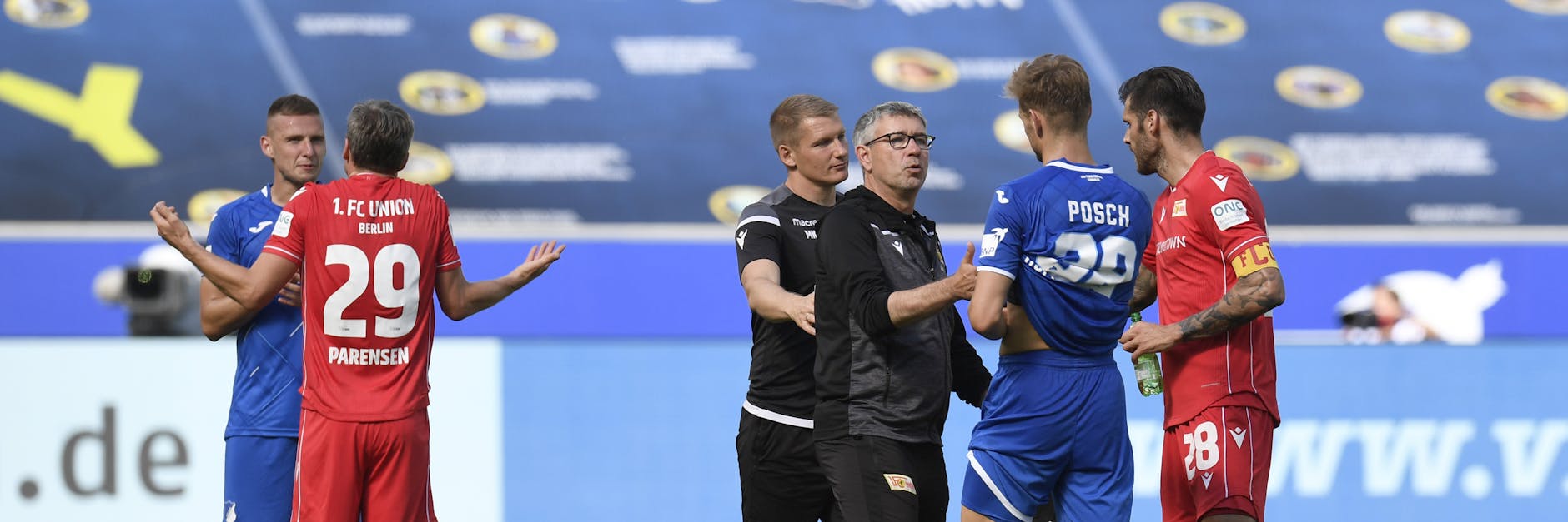 Mehr als artig zu gratulieren, bleib Urs Fischer (3.v.r) und seinen Mannen nach dem 0:4 in Hoffenheim nicht übrig. 