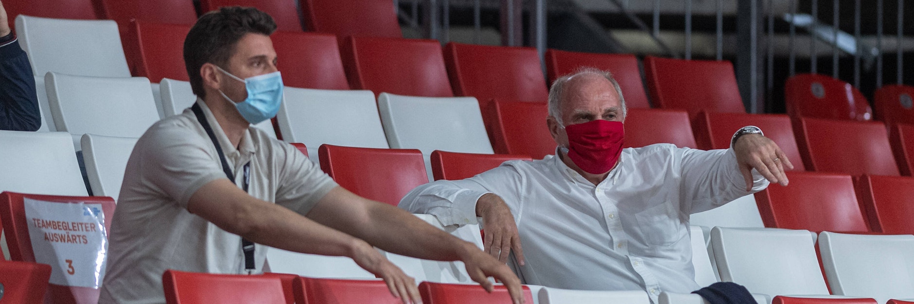 Zum Abwinken: Bayerns Ehrenpräsident Uli Hoeneß verfolgte mit Sportdirektor&nbsp;Marko Pesic (l.) die historische Viertelfinal-Pleite.