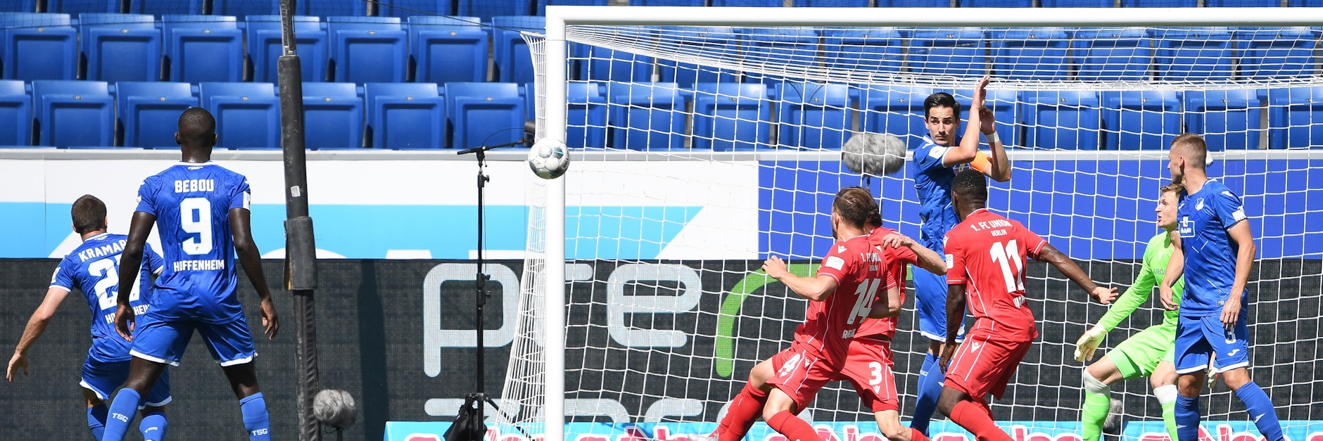 Und da klingelt es zum zweiten Mal im Kasten von Moritz Nicolas (grünes Trikot). Andrej Kramaric steht Blank und setzt die Kugel in die Maschen.&nbsp;<br><br>