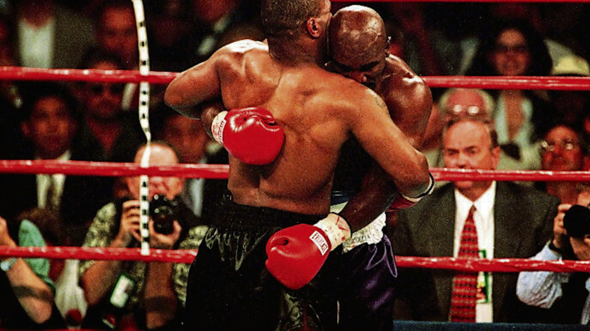 Mike Tyson (l.) beißt Evander Holyfield im Kampf ein Teil des Ohres ab