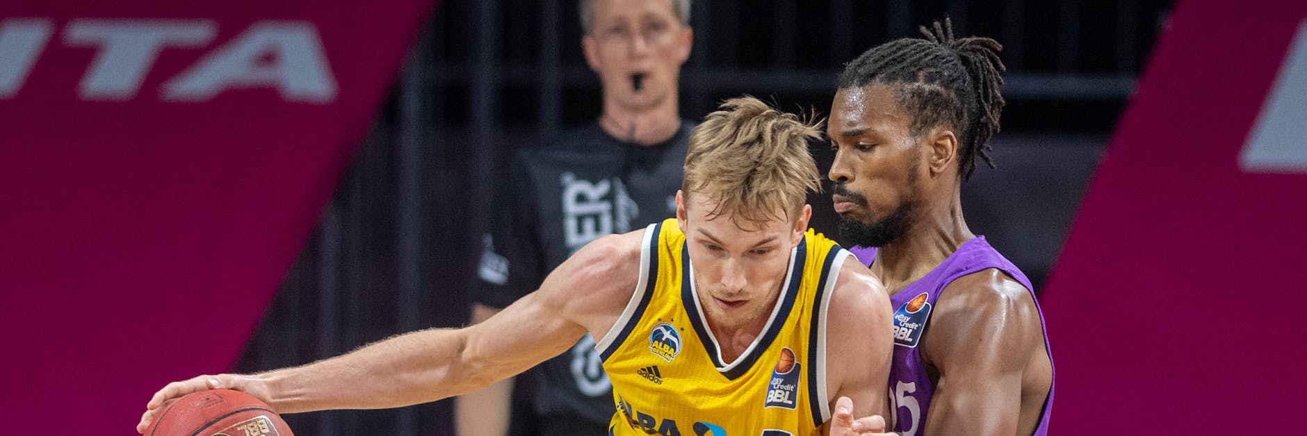 Albas Niels Giffey behauptet sich gegen Göttingens Terry Allen. Zwei Siege im Viertelfinale machen Hoffnung auf mehr beim Meisterturnier in München. 