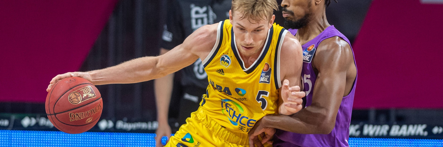 Albas Niels Giffey zieht an Göttingens Terry Allen vorbei. 