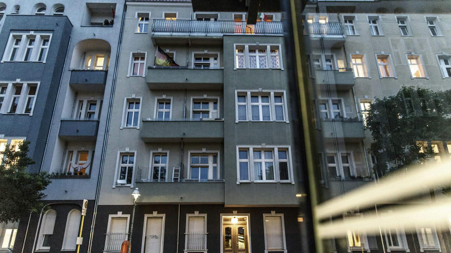 Deutschlandfahne am Corona-Haus in der Harzer Straße.<br>