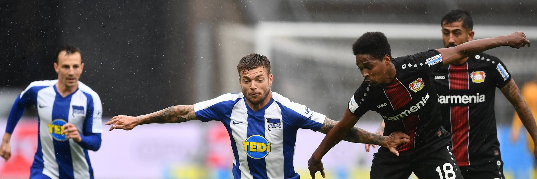 Alexander Esswein im Zweikampf mit Leverkusens Wendell. Der Flügelflitzer hat auch Defensivqualitäten. 