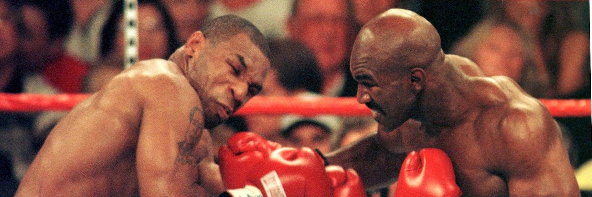 Mike Tyson (l.) im Kampf mit Evander Holyfield.&nbsp;