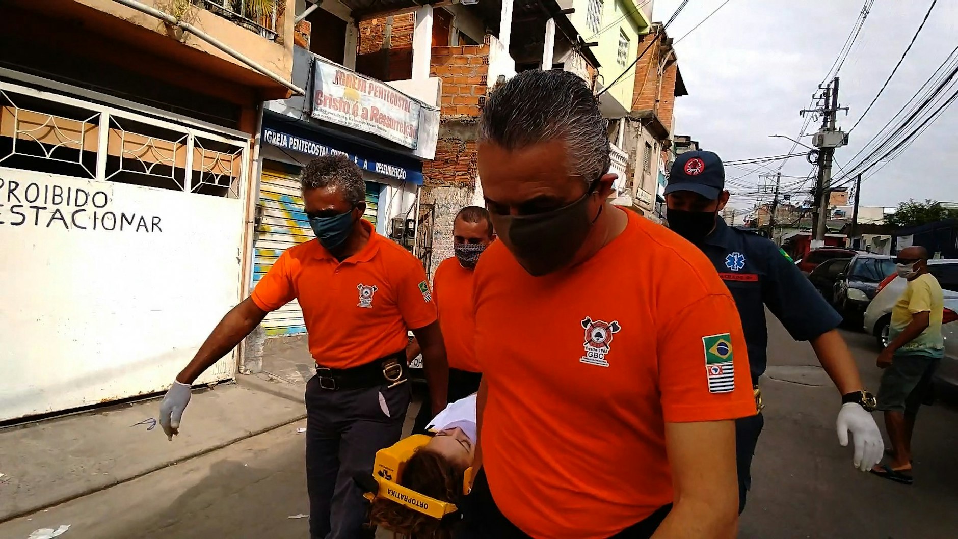 Weil sich die Regierung nicht kümmert, haben die Bewohner der Favela Paraisopolis sich selbst um Ärzte und Krankenwagen gekümmert.