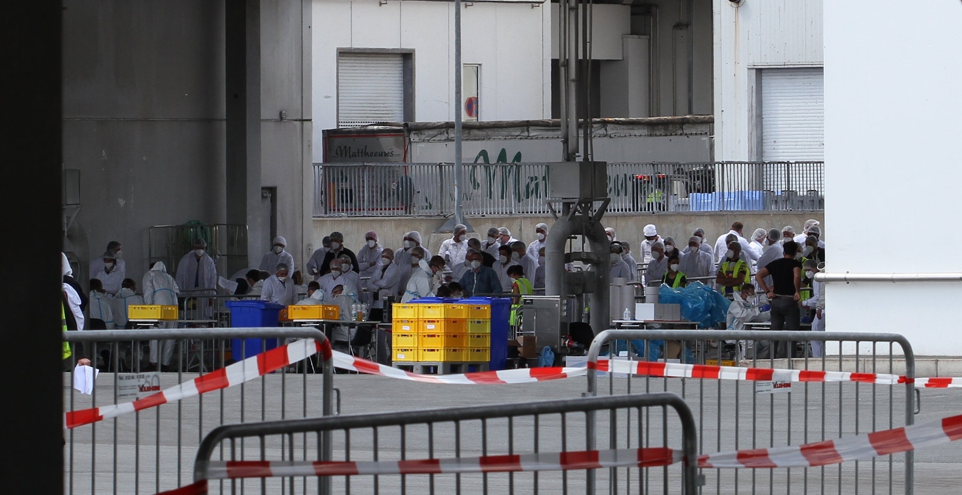 Soldaten der Bundeswehr stehen auf dem Betriebsgelände der Firma Tönnies und helfen bei Corona-Reihenuntersuchungen.&nbsp;