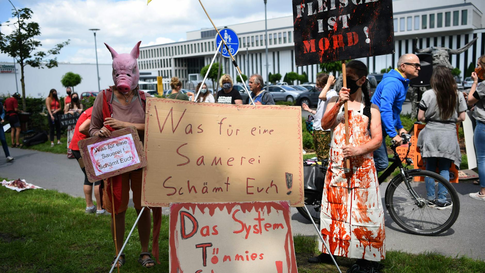 Proteste vor der Tönnies-Firmenzentrale: Die Wut in der Region ist riesig. Schulen und Kitas sind geschlossen, ein lokaler Shutdown droht wegen der Zustände in der Fleischindustrie.