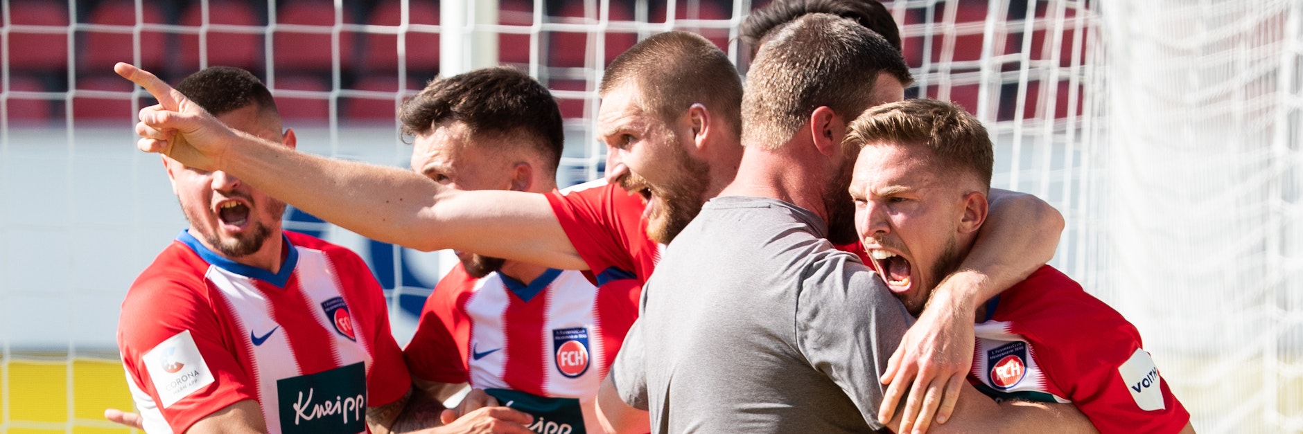 Später Jubel. Heidenheims Konstantin Kerschbaumer (r) erzielte den Siegtreffer gegen den HSV. j