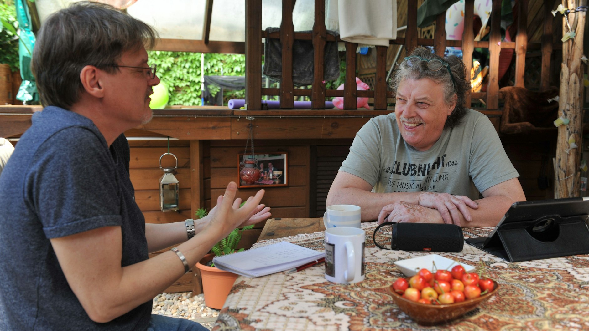 Auf ein Käffchen im Garten: Quaster im Gespräch mit KURIER-Reporter Norbert koch-Klaucke.<br>