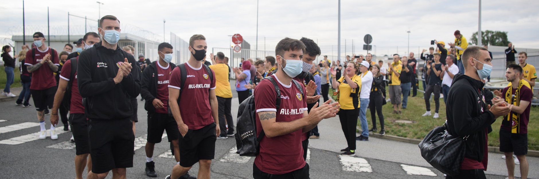 Gänsehaut pur! Hunderte Fans empfingen die Dynamo-Profis, obwohl der Abstieg aus der 2. Liga so gut wie besiegelt ist.&nbsp;
