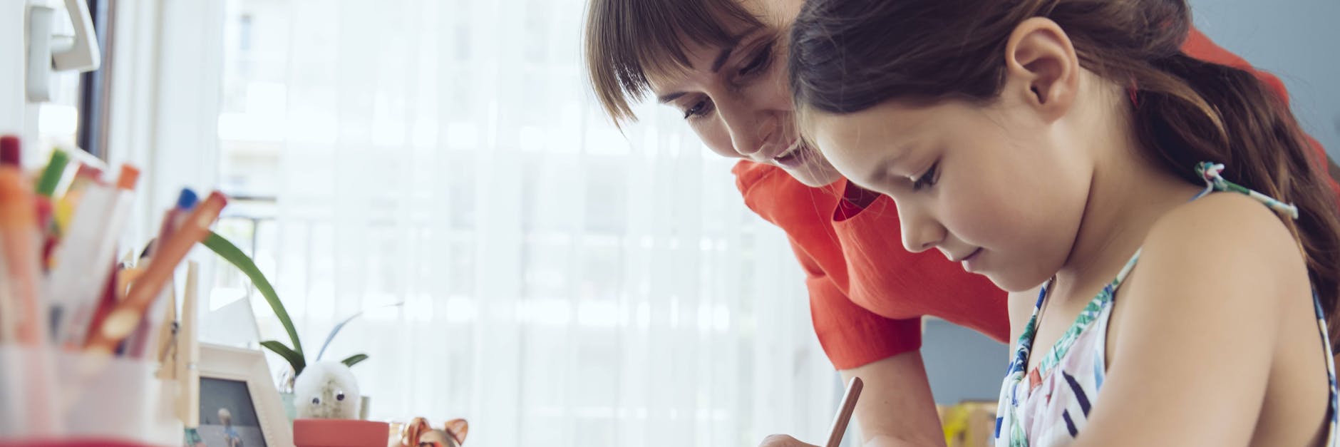 Eine Mutter hilft ihrer Tochter bei den Hausaufgaben und leistet damit unbezahlte Arbeit. Ihr Lebenserwerbseinkommen sinkt durch ein Kind um 40 Prozent.