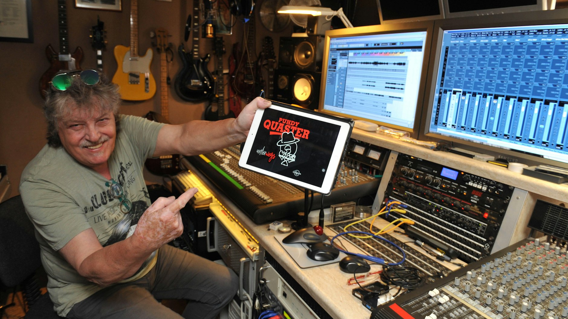 In seinem Heimstudio entstanden viele Songs der neuen Quaster-CD. Auf dem Tablet zeigt er das Platten-Cover.<br>