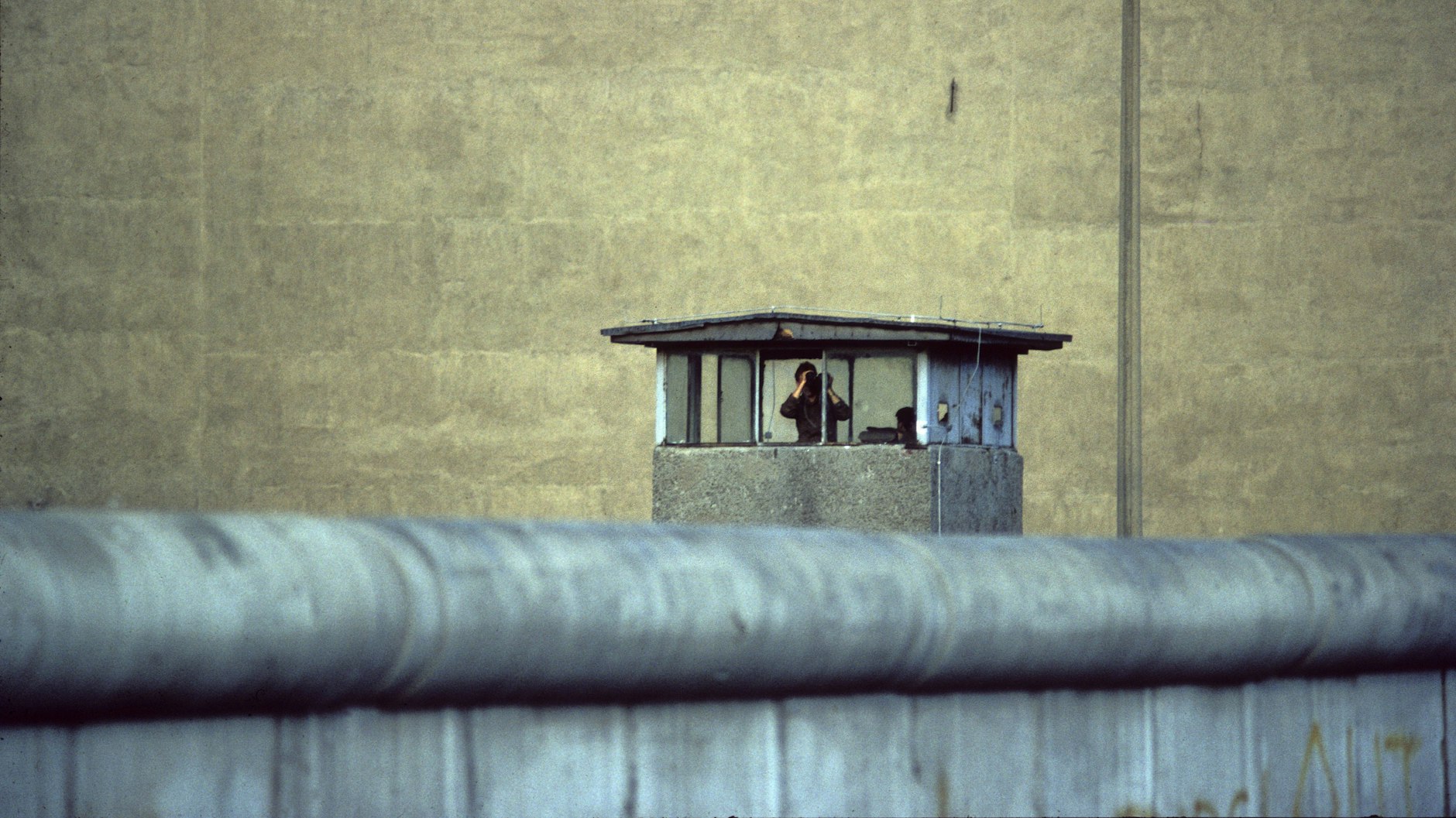 Grenzer in einem Wachturm der Berliner Mauer.