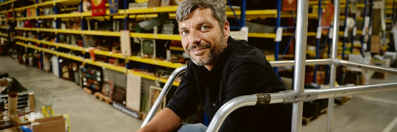 Sammlungsleiter Jörn Kleinhardt im Depot des DDR-Museums.