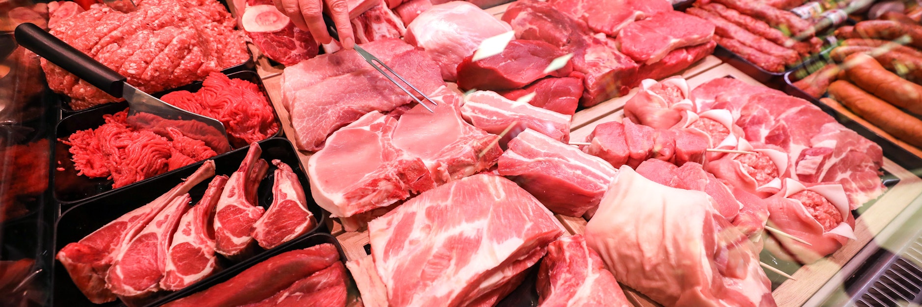 Schweinefleisch und Rindfleisch liegen in einer Fleischtheke in einem Supermarkt.&nbsp;
