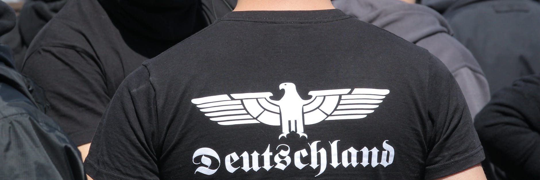 Rechte Demonstranten versammeln sich zu einem Aufmarsch.