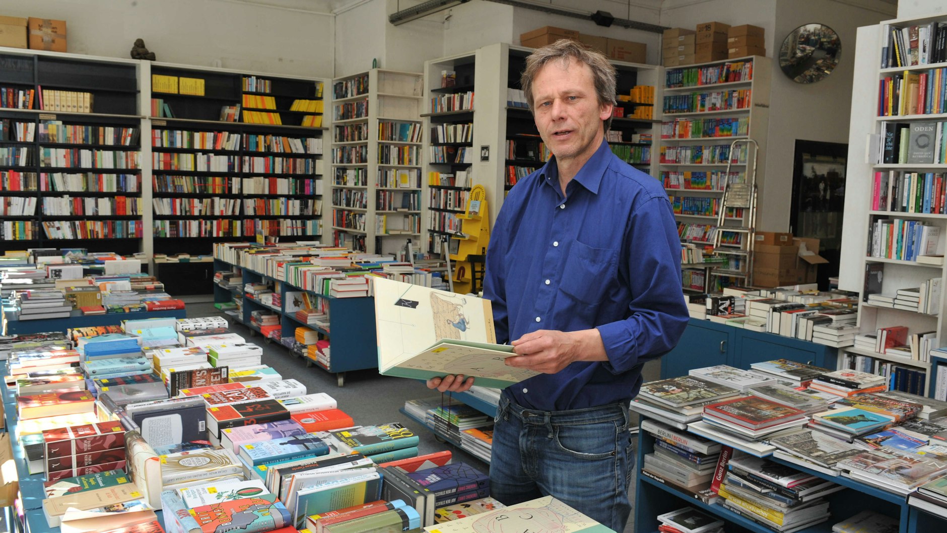 Thorsten Willenbrock in seinem Buchladen Kisch &amp; Co in der Oranienstraße 25.<br><br>