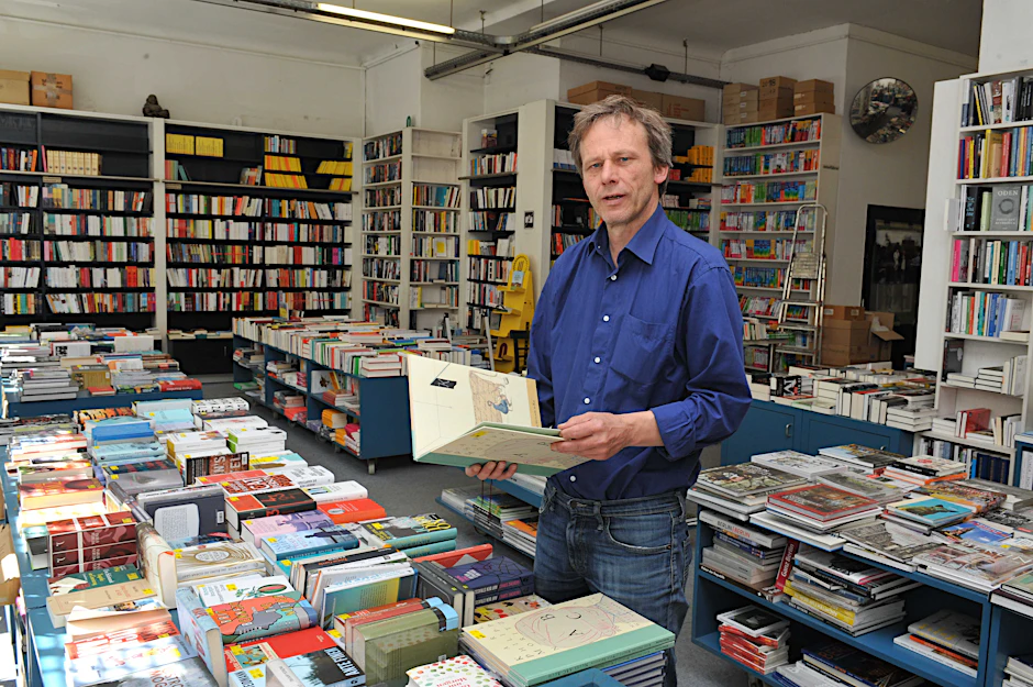 Thorsten Willenbrock in seinem Buchladen Kisch & Co in der Oranienstraße 25.<br><br>