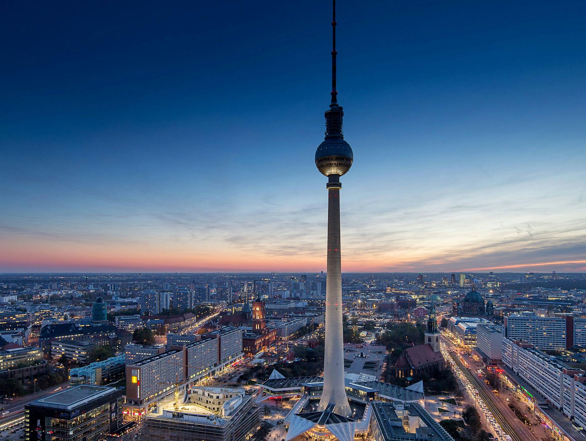 Zu Füßen des Fernsehturms erstreckt sich bis zum Humboldt-Forum eine Stadtbrache. Rechts die Marienkirche, links das Rote Rathaus, dazwischen die Alte Mitte, die ihrer Neugestaltung harrt.<br><br>
