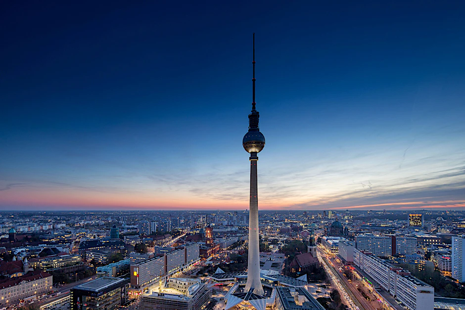 Zu Füßen des Fernsehturms erstreckt sich bis zum Humboldt-Forum eine Stadtbrache. Rechts die Marienkirche, links das Rote Rathaus, dazwischen die Alte Mitte, die ihrer Neugestaltung harrt.<br><br>