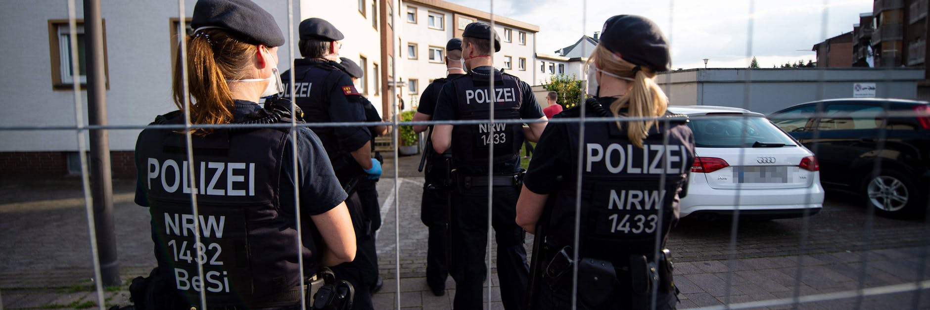 Wohnsiedlung von Tönnies-Mitarbeitern in Quarantäne: Über laufende Entwicklungen des Corona-Ausbruchs von über 1000 Menschen im Fleischbetrieb Tönnies in Rheda-Wiedenbrück spricht die Geschäftsführung in Quarantäne. 