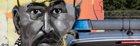 Ein Polizeiwagen steht vor dem Wandbild des ermordeten Nidal R. am Tempelhofer Feld.