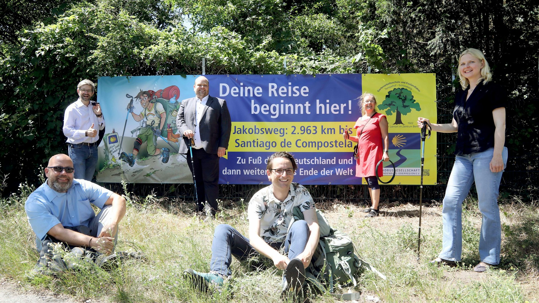 Steinert (Mitte) mit Vertretern von Bezirksamt, Jakobus-Gesellschaft und Gartenarbeitsschule.