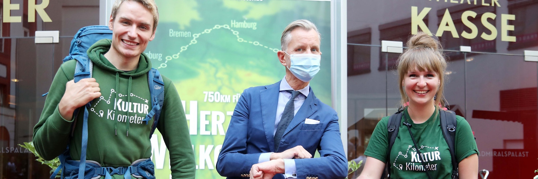 Laura Kuhlen und Meik Gudermann mit Sänger Max Raabe.