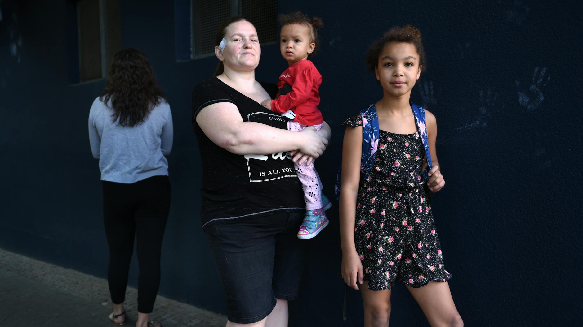 Mandy Kloss hält ihre jüngste Tochter im Arm. Shola (r.) kommt nun in die 5. Klasse. Vero (l.) will ihr Gesicht lieber nicht in der Zeitung sehen.