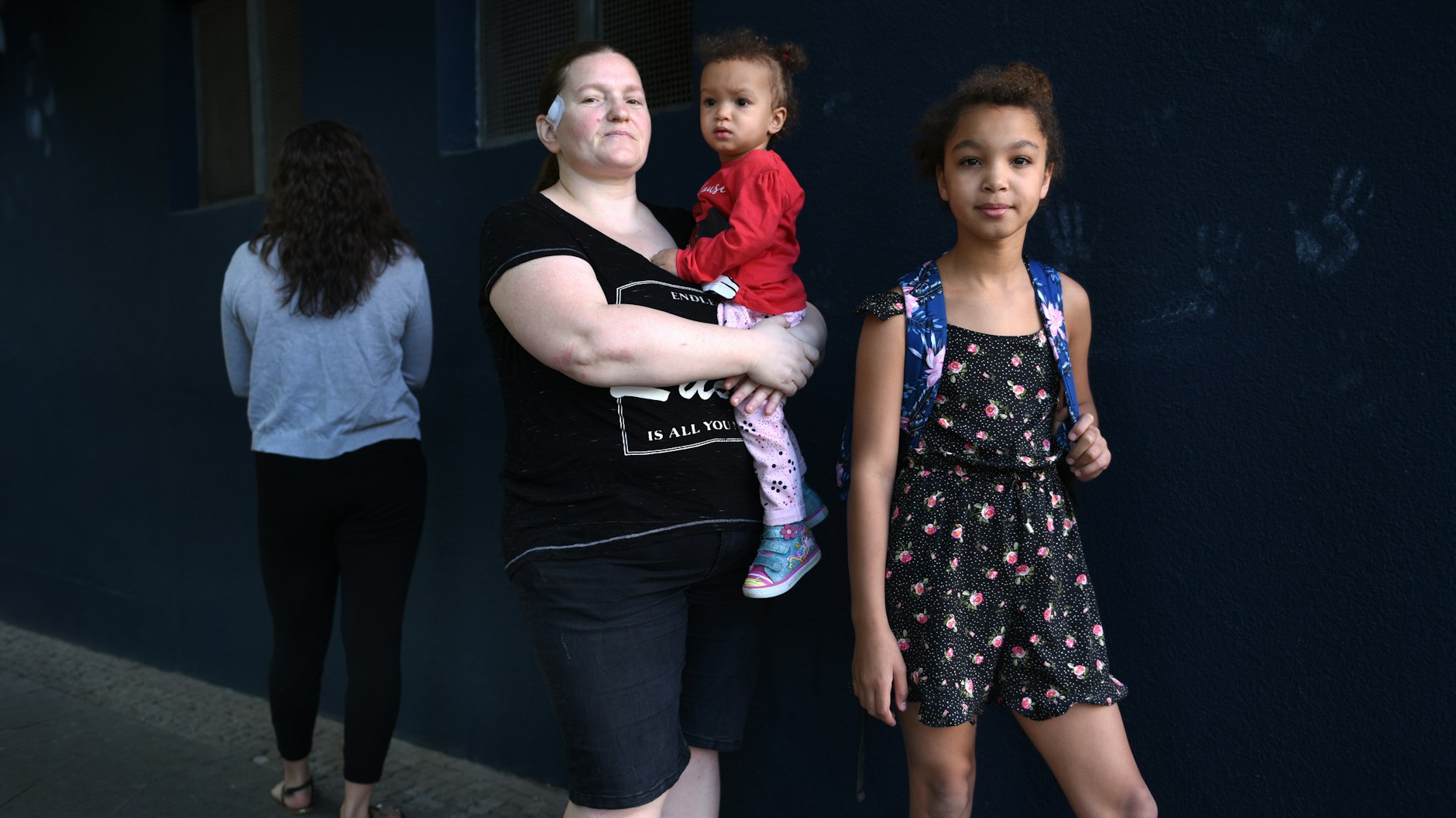 Mandy Kloss hält ihre jüngste Tochter im Arm. Shola (r.) kommt nun in die 5. Klasse. Vero (l.) will ihr Gesicht lieber nicht in der Zeitung sehen.