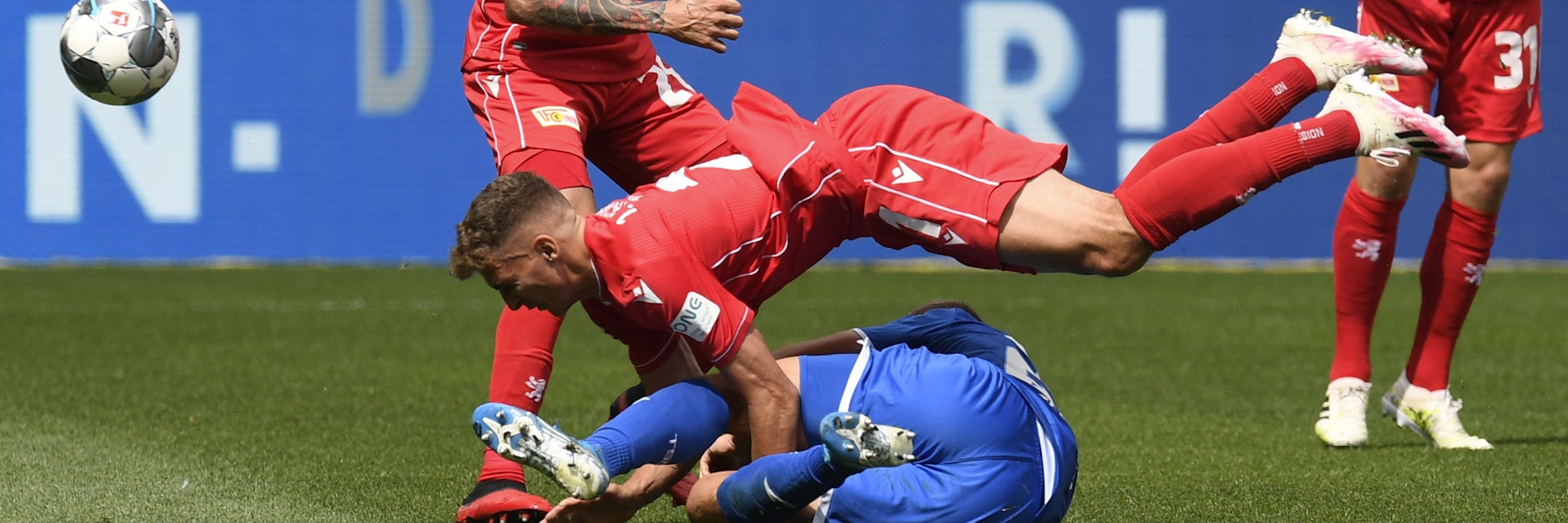 Zweikampfführung für Fortgeschrittene: Unions Grischa Prömel schwebt über einem Hoffenheimer Gegenspieler.