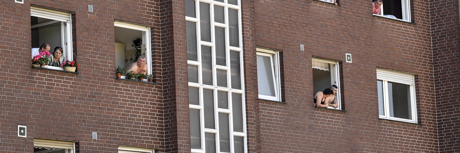 Tönnies-Mitarbeiter in ihren Wohnungen. Sie stehen unter Quarantäne.