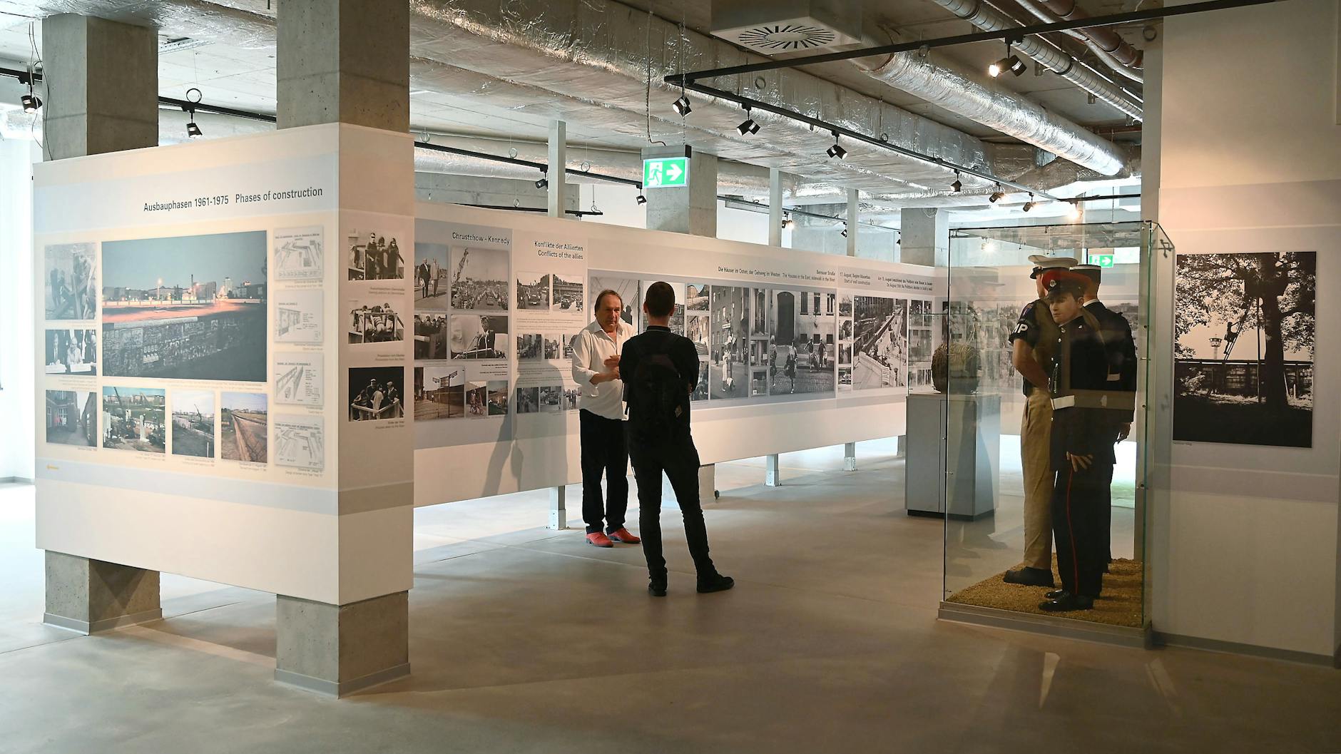 Die neue Ausstellung „Die Mauer – The Wall“ setzt vor allem auf Fotos.