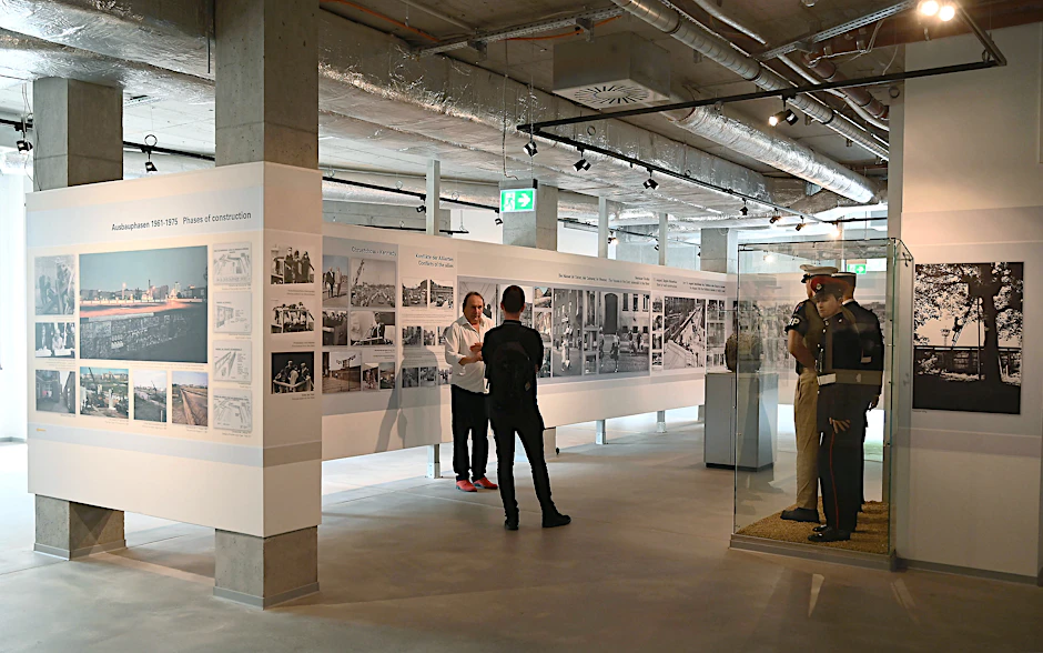 Die neue Ausstellung „Die Mauer – The Wall“ setzt vor allem auf Fotos.