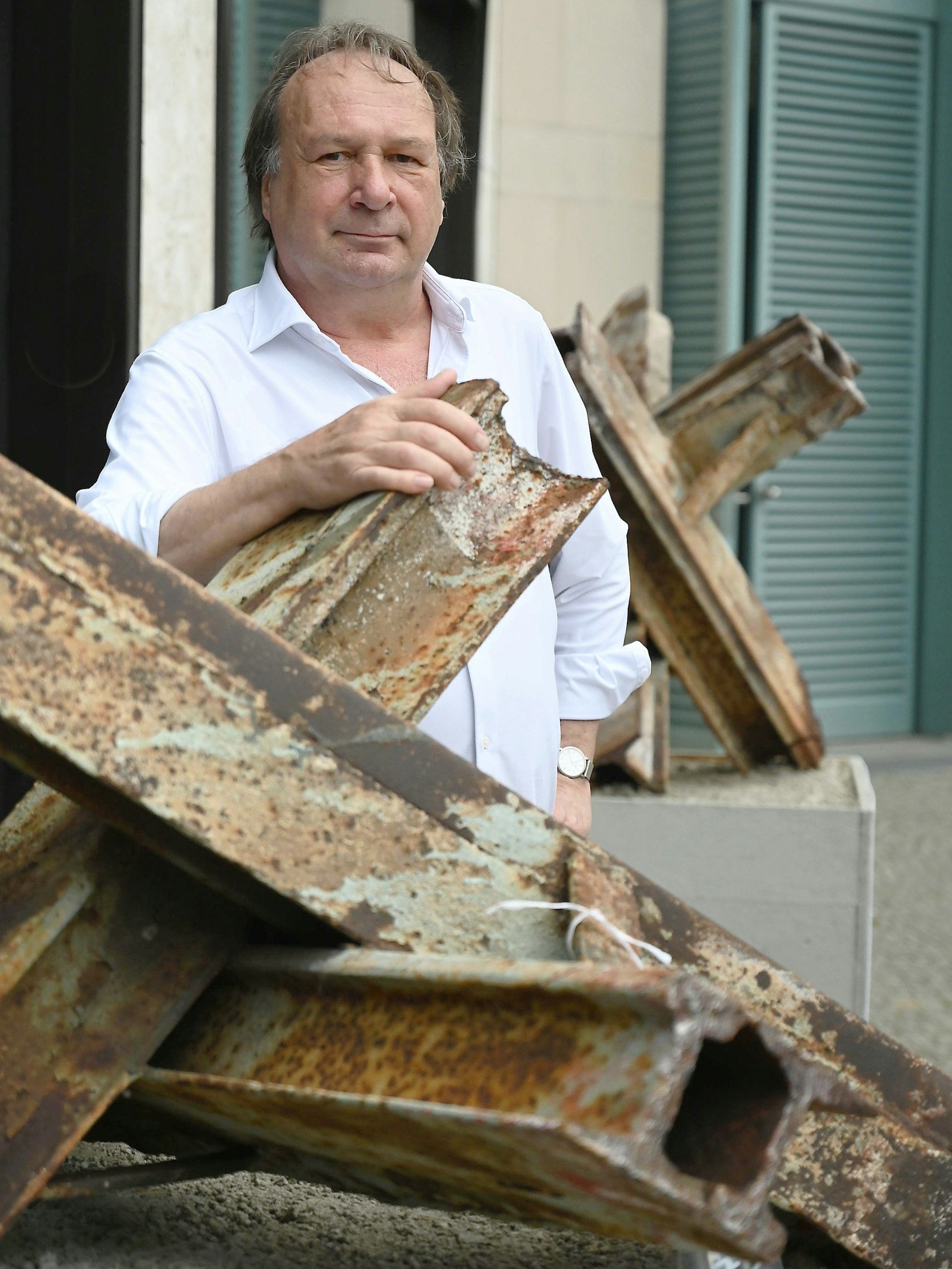 Moser-Metius mit zwei Panzersperren, die den Eingang der Ausstellung säumen. Sie waren einst bei Stahnsdorf verbaut.